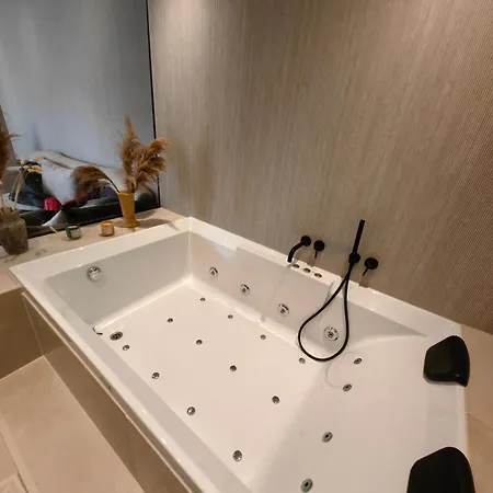 Old Town Luxury With Private Parking And Jacuzzi